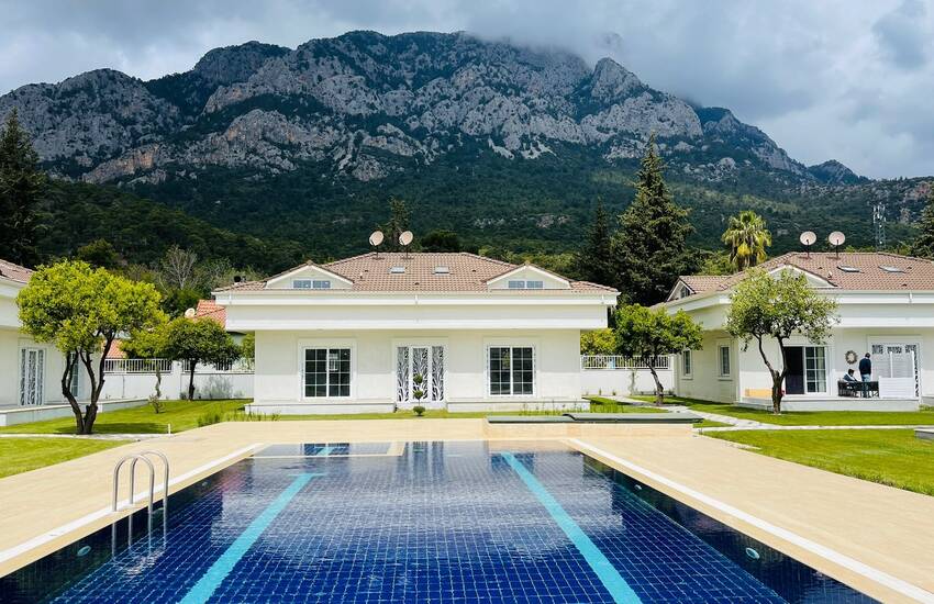 Mountain View Villa in a Project with Swimming Pool in Kemer 1