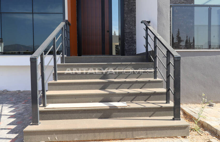 Antalya Merkeze Yakın Satılık Havuzlu Müstakil Ev 6