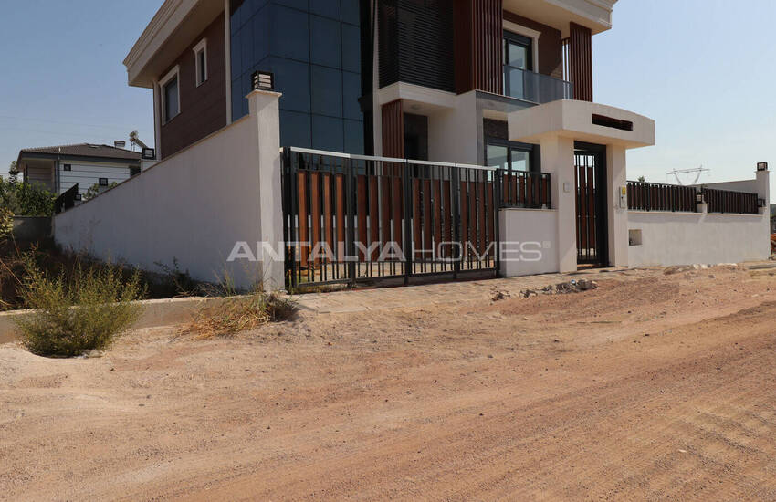 Antalya Merkeze Yakın Satılık Havuzlu Müstakil Ev 8