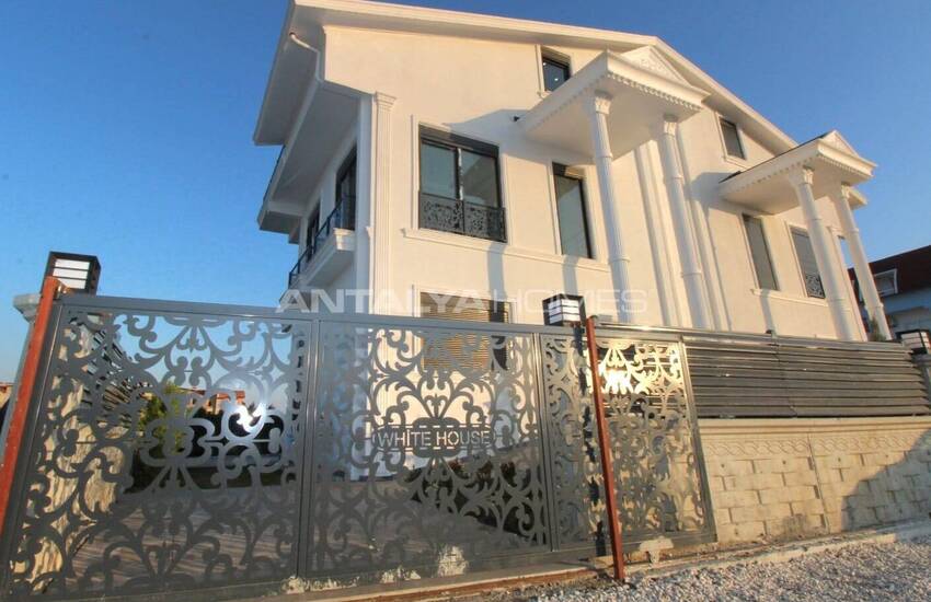 ویلاهایی با استخر و باغ نزدیک به زمین گلف در بلک 4