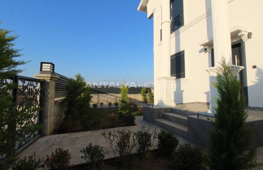 ویلاهایی با استخر و باغ نزدیک به زمین گلف در بلک 5