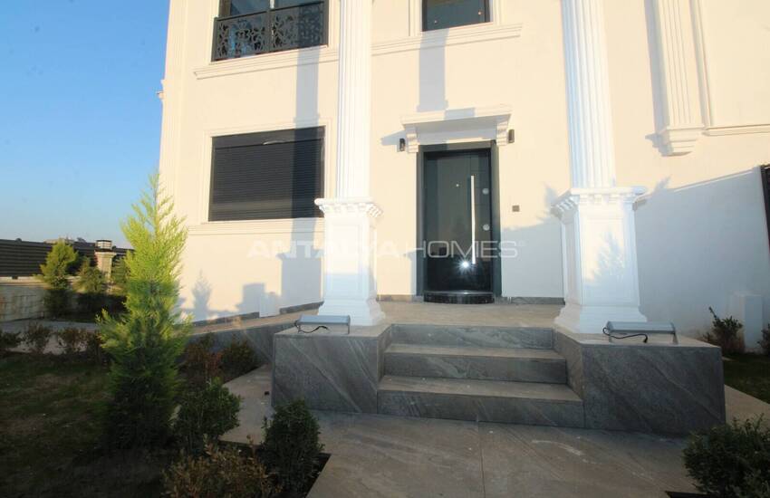 ویلاهایی با استخر و باغ نزدیک به زمین گلف در بلک 6