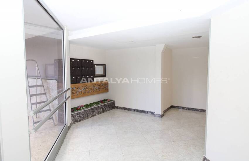 Wide and Spacious Apartment in Complex in Antalya Muratpasa 16