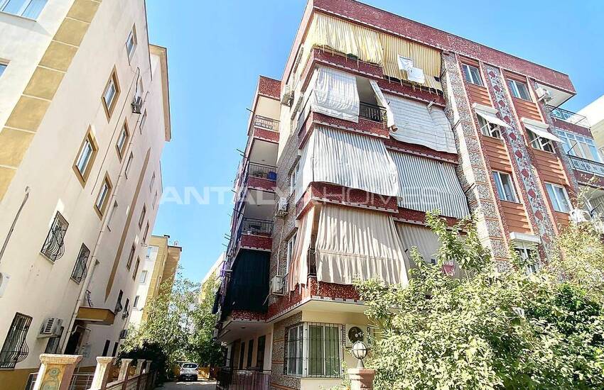 Spacious 3-bedroom Property Near the City Center in Muratpasa 5