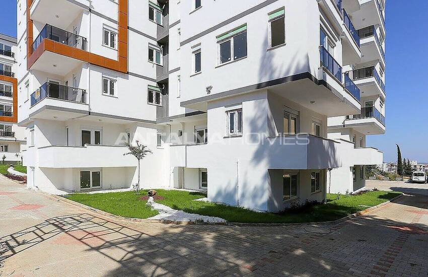 Flat with Separate Kitchen and Balcony in Complex in Antalya Kepez 3