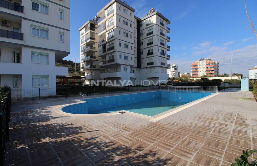 Flat with Separate Kitchen and Balcony in Complex in Antalya Kepez