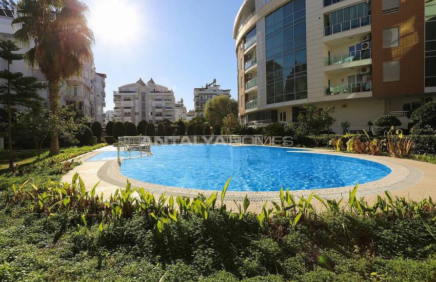 Ready-to-move Flat in a Complex with Pool in Konyaalti 1