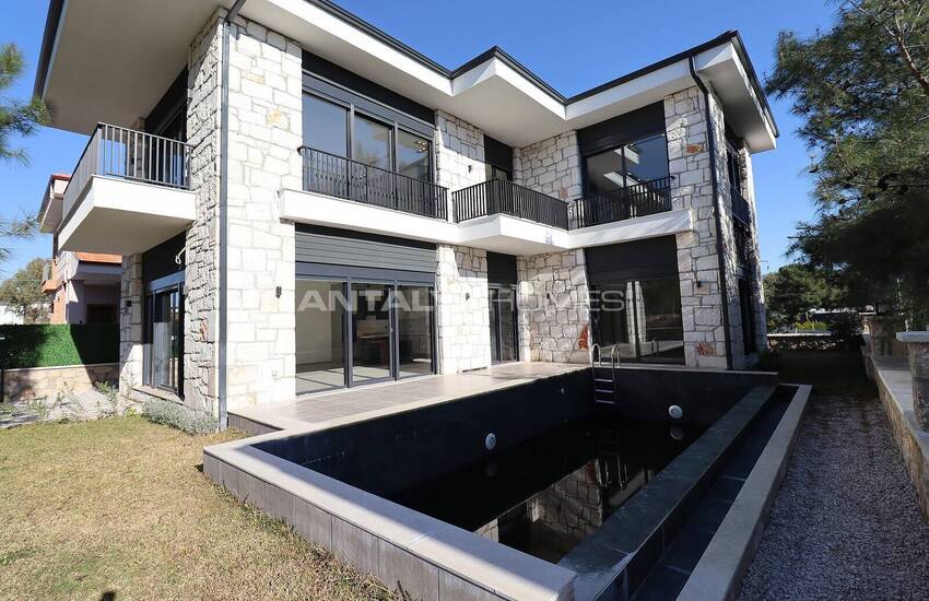 Döşemealtı Düzlerçamı Mahallesi'nde Özel Havuzlu Geniş Villa