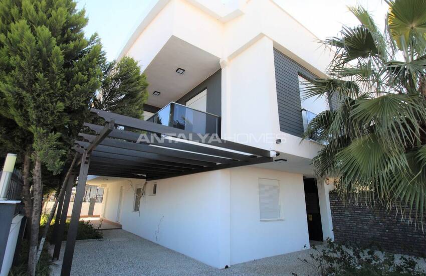 Lara'da Bahçeli ve Havuzlu Müstakil Yaşama Uygun Lüks Villa 2
