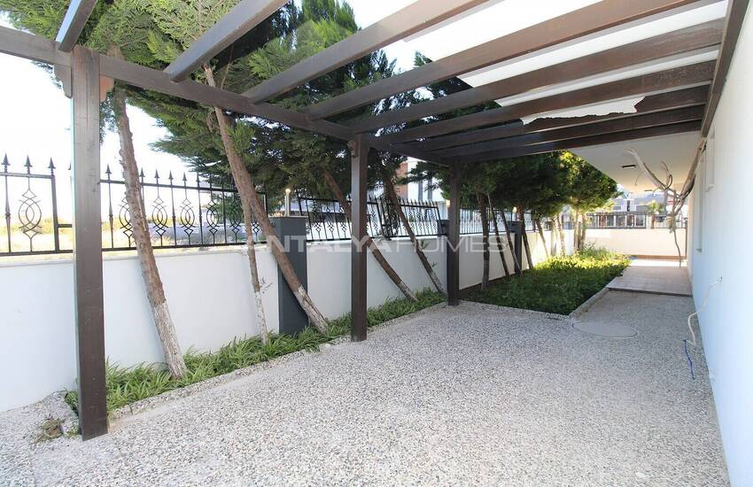 Lara'da Bahçeli ve Havuzlu Müstakil Yaşama Uygun Lüks Villa 11