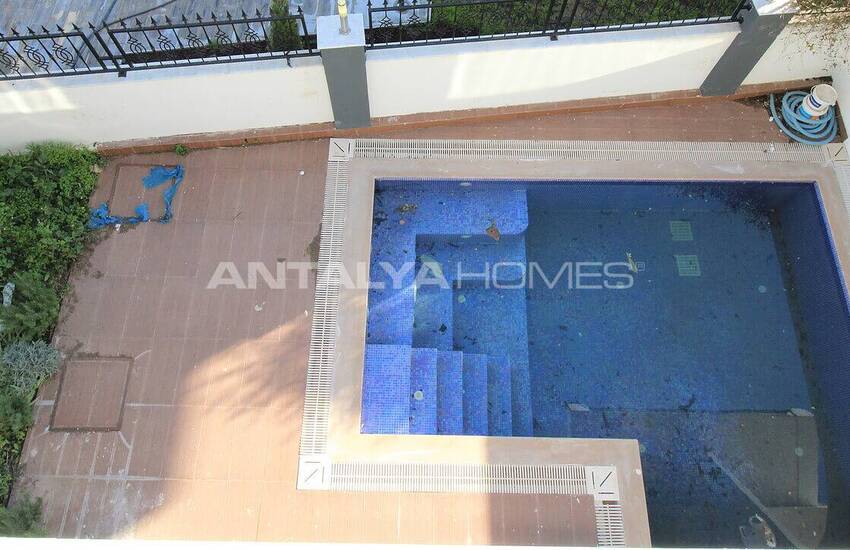 Lara'da Bahçeli ve Havuzlu Müstakil Yaşama Uygun Lüks Villa 12