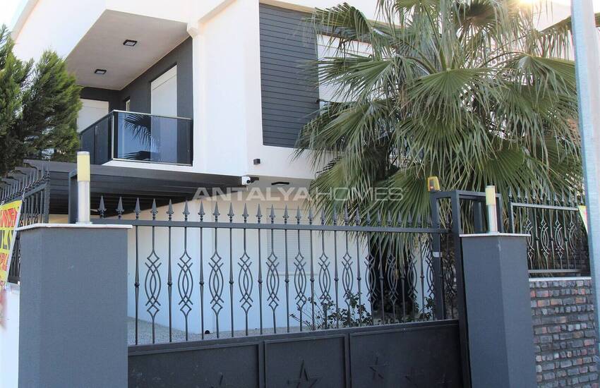 Lara'da Bahçeli ve Havuzlu Müstakil Yaşama Uygun Lüks Villa 3