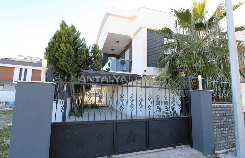 Lara'da Bahçeli ve Havuzlu Müstakil Yaşama Uygun Lüks Villa 4