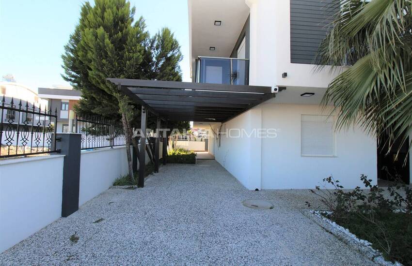 Lara'da Bahçeli ve Havuzlu Müstakil Yaşama Uygun Lüks Villa 5