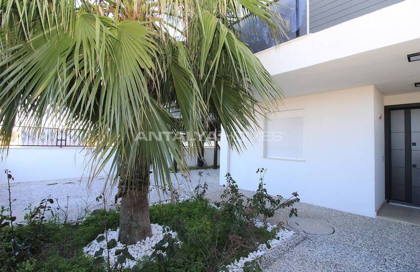 Lara'da Bahçeli ve Havuzlu Müstakil Yaşama Uygun Lüks Villa 6