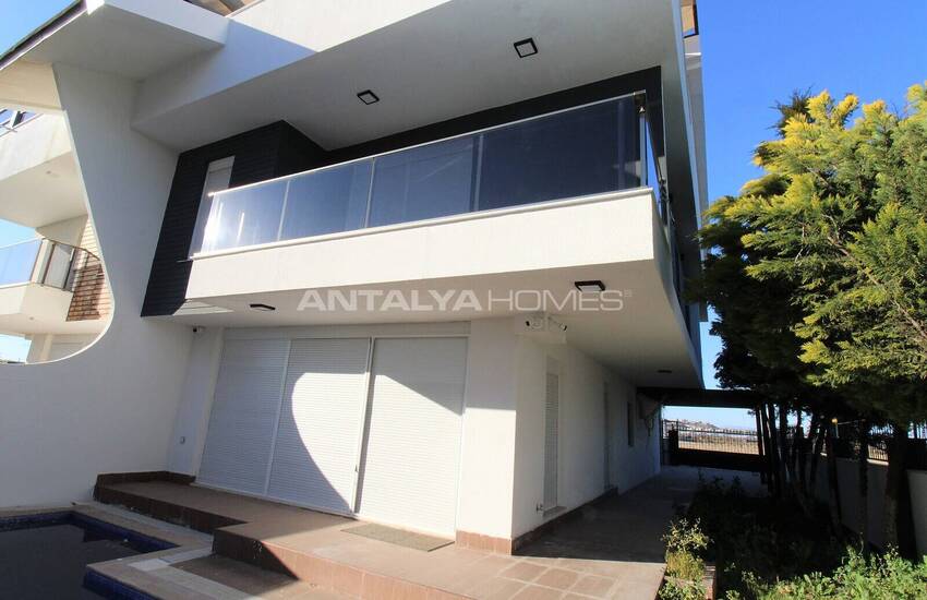 Lara'da Bahçeli ve Havuzlu Müstakil Yaşama Uygun Lüks Villa 8