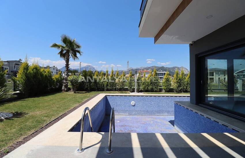 Döşemealtı'nda Özel Havuzlu ve Bahçeli Taşınmaya Hazır Villa 3