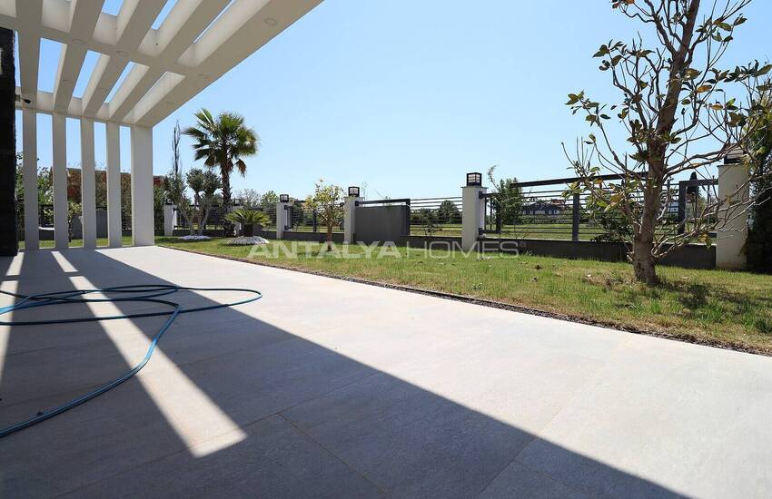 Döşemealtı'nda Özel Havuzlu ve Bahçeli Taşınmaya Hazır Villa 4
