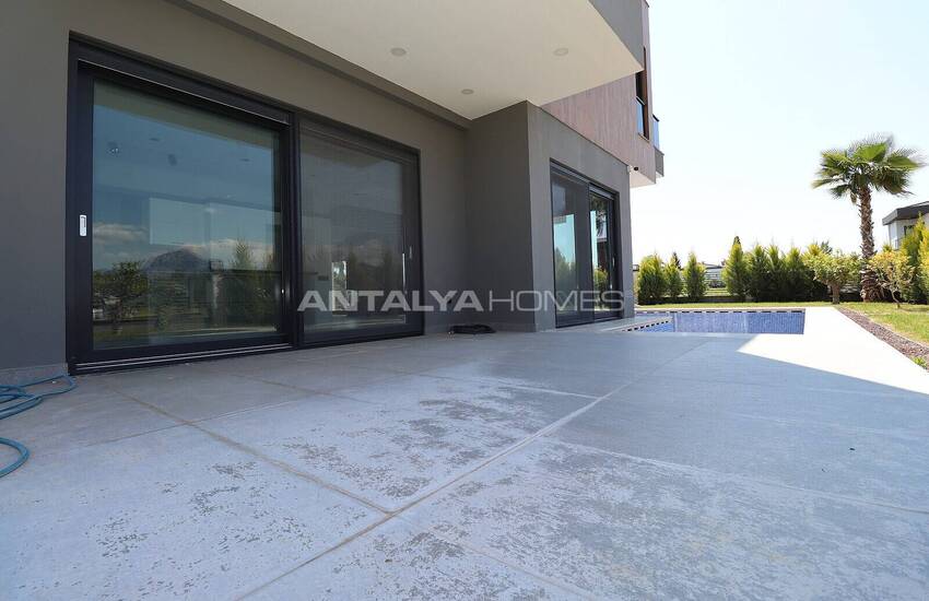 Döşemealtı'nda Özel Havuzlu ve Bahçeli Taşınmaya Hazır Villa 7