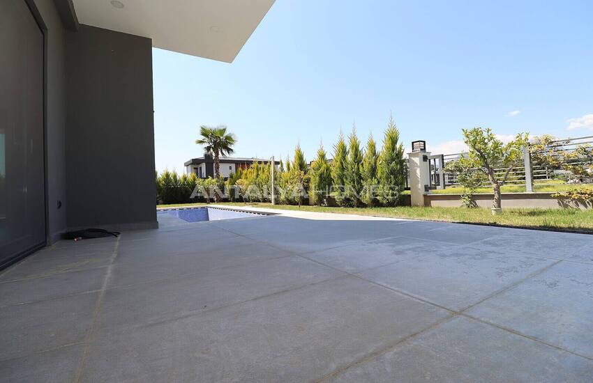 Döşemealtı'nda Özel Havuzlu ve Bahçeli Taşınmaya Hazır Villa 8