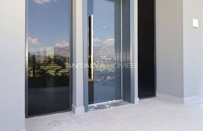 Döşemealtı'nda Özel Havuzlu ve Bahçeli Taşınmaya Hazır Villa 9