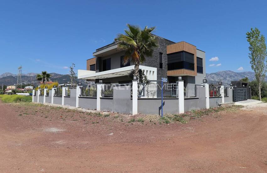 Döşemealtı'nda Özel Havuzlu ve Bahçeli Taşınmaya Hazır Villa 1