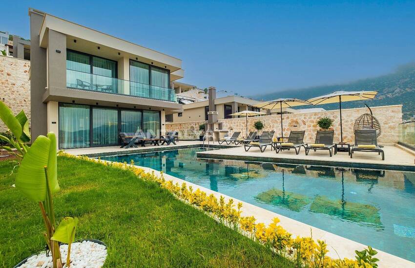 Antalya Kalkan'da Açık ve Kapalı Havuzlu ve Geniş Bahçeli Villa