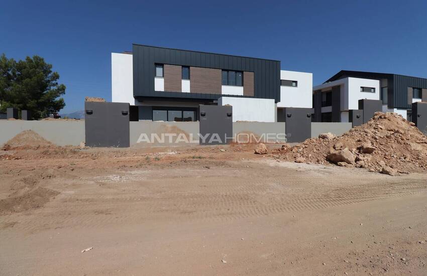 Antalya Döşemealtı'nda Sakin Bölgede Havuzlu Şık Villa 8