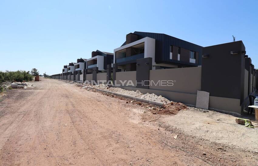 Antalya Döşemealtı'nda Sakin Bölgede Havuzlu Şık Villa 7