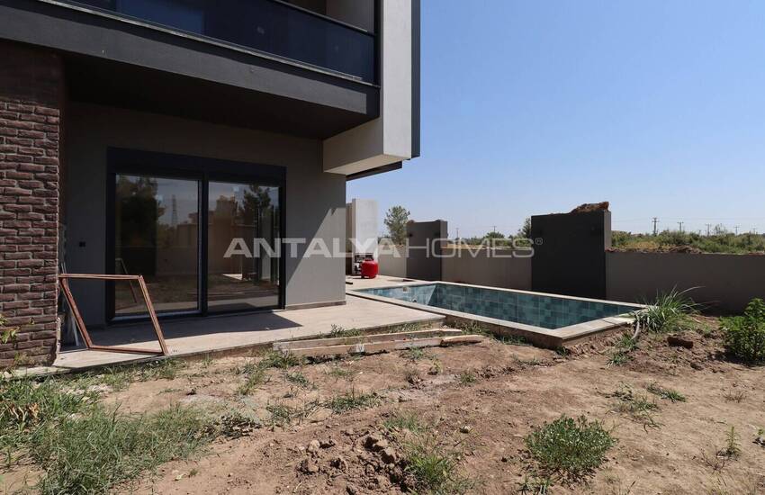 Antalya Döşemealtı'nda Sakin Bölgede Havuzlu Şık Villa 3