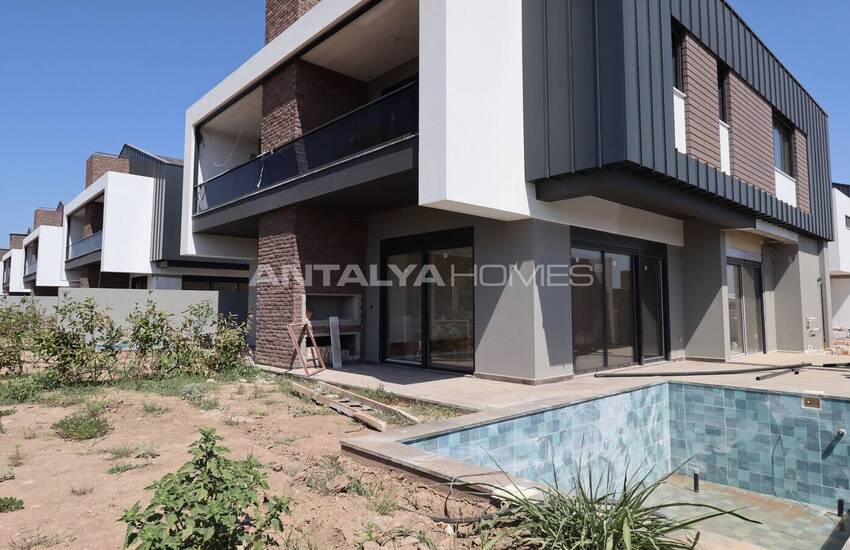 Antalya Döşemealtı'nda Sakin Bölgede Havuzlu Şık Villa 1