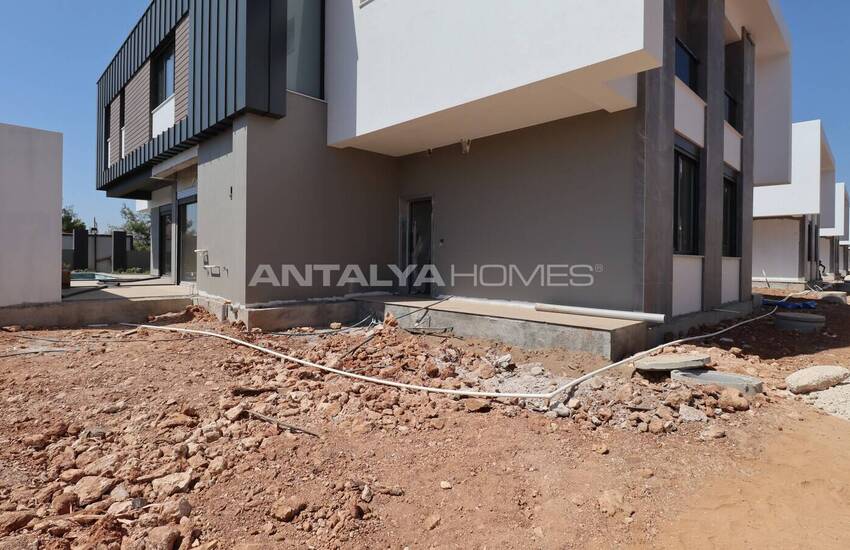 Antalya Döşemealtı'nda Sakin Bölgede Havuzlu Şık Villa 2