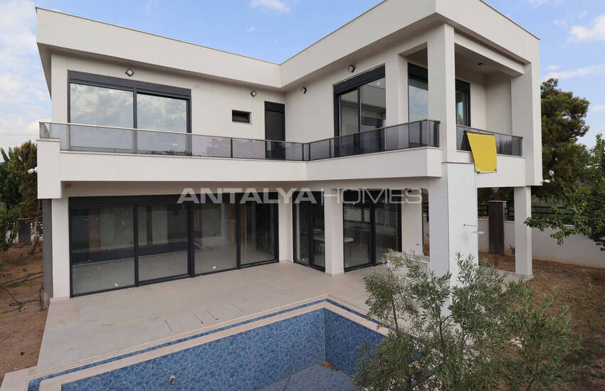 Antalya Döşemealtı'nda Yüksek Tavanlı ve Havuzlu Lüks Villa