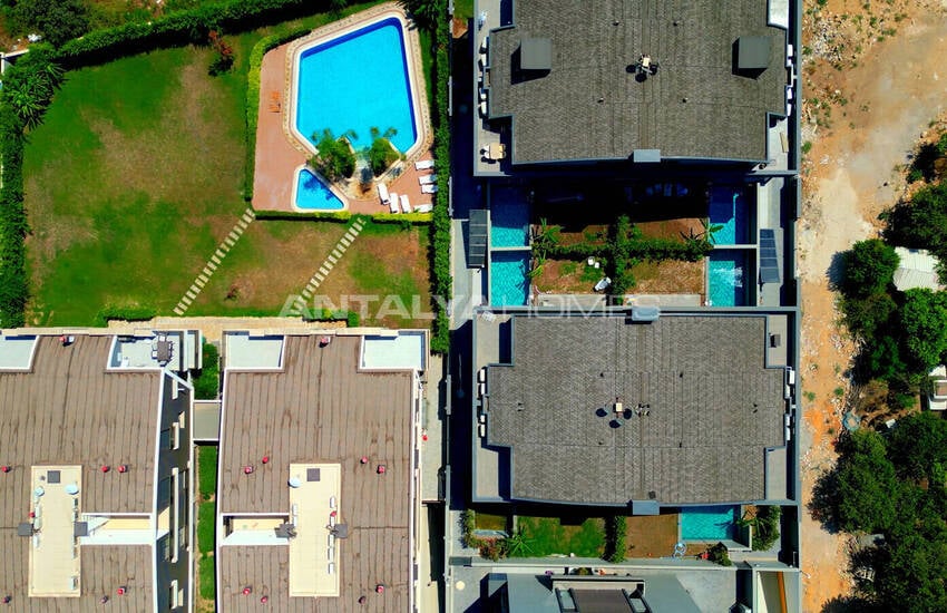 Antalya Konyaaltı'nda Özel Havuzlu ve Bahçeli 5+1 Ev 2