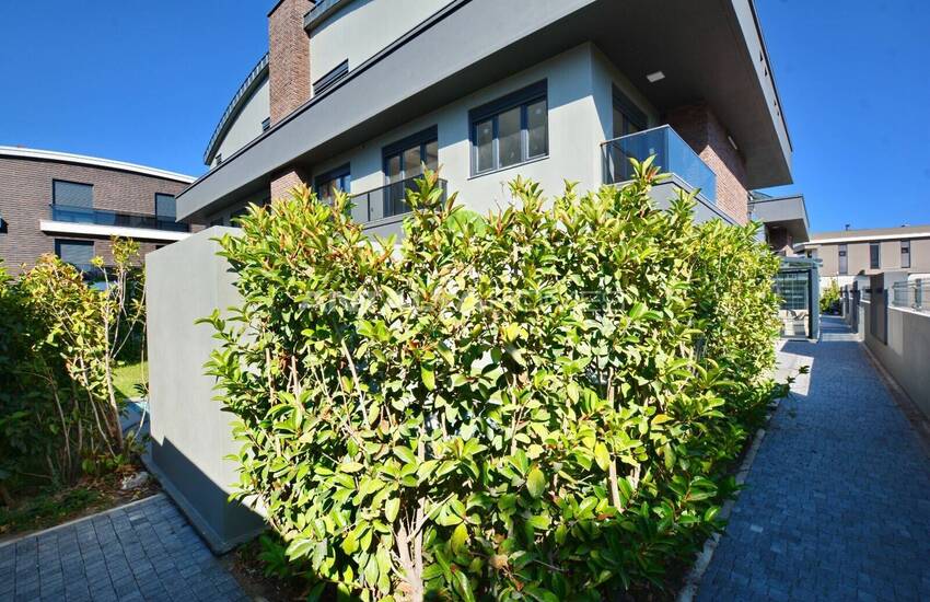 Antalya Konyaaltı'nda Özel Havuzlu ve Bahçeli 5+1 Ev 4