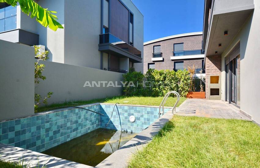 Antalya Konyaaltı'nda Özel Havuzlu ve Bahçeli 5+1 Ev 6