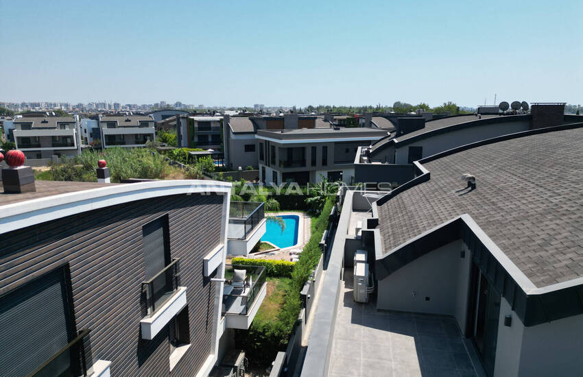 Antalya Konyaaltı'nda Özel Havuzlu ve Bahçeli 5+1 Ev 1