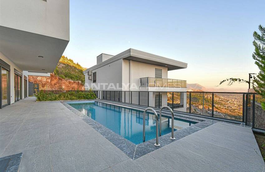 Sea View Property with Private Pool and Garden in Alanya 1