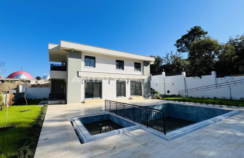 Kemer'in Merkezinde Özel Havuzlu Teraslı Müstakil Villa 3