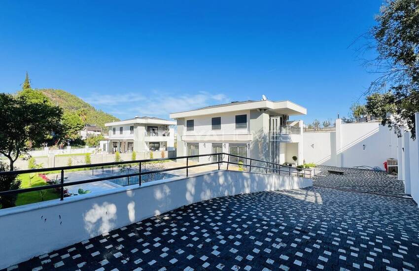 Kemer'in Merkezinde Özel Havuzlu Teraslı Müstakil Villa 9