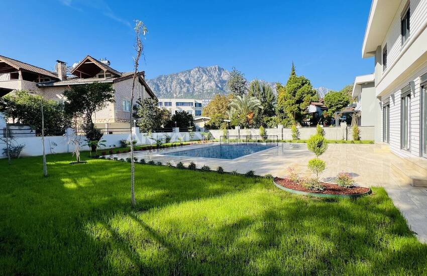 Kemer'in Merkezinde Özel Havuzlu Teraslı Müstakil Villa 7