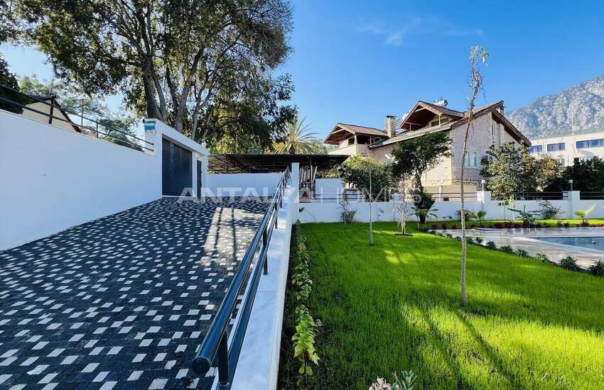 Kemer'in Merkezinde Özel Havuzlu Teraslı Müstakil Villa 8
