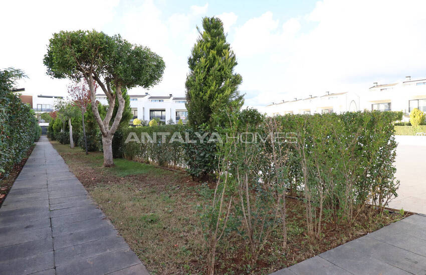 Antalya Döşemealtı'nda Geniş Bahçeli ve Yüksek Tavanlı Villalar 18