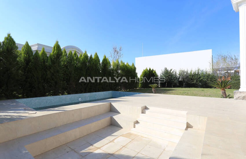 Antalya Döşemealtı'nda Geniş Bahçeli ve Yüksek Tavanlı Villalar 5