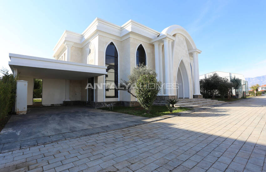 Antalya Döşemealtı'nda Geniş Bahçeli ve Yüksek Tavanlı Villalar 4