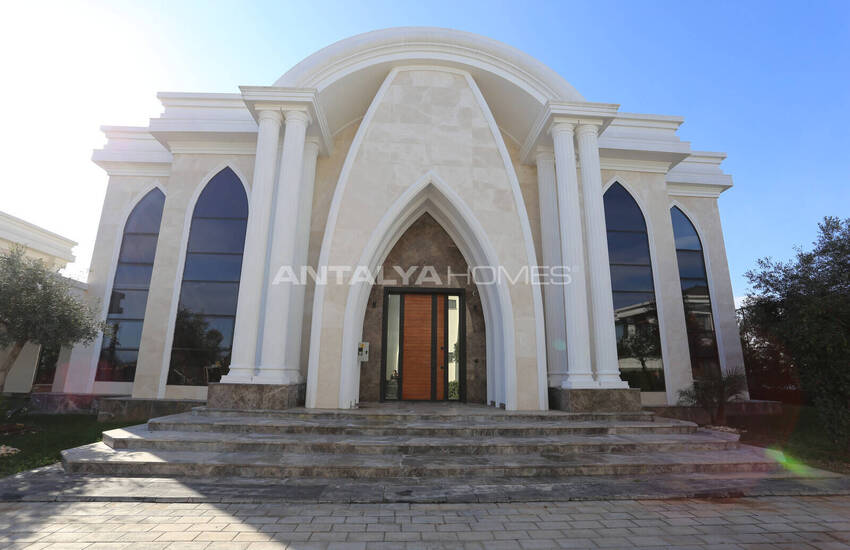 Antalya Döşemealtı'nda Geniş Bahçeli ve Yüksek Tavanlı Villalar 3
