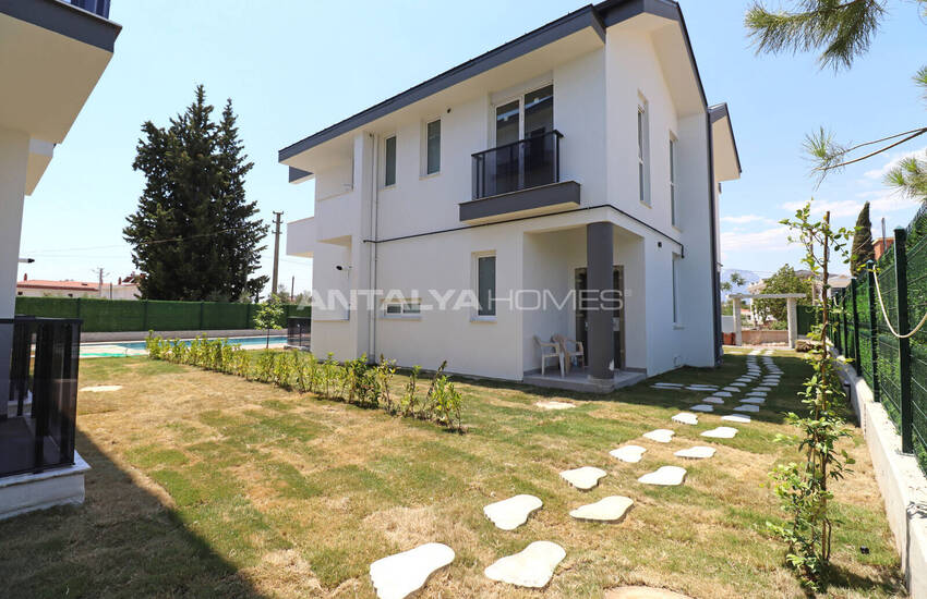 Antalya Döşemealtı'nda Olanaklara Yakın Yarı Müstakil Villa 3