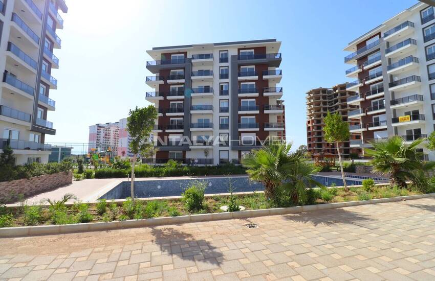 Flats in a Complex with Advantageous Location in Altintas Antalya