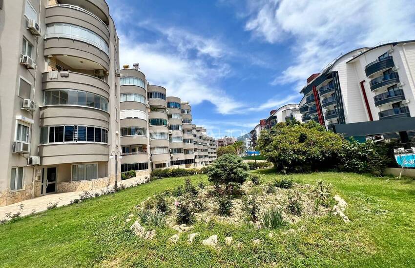 Seafront Apartment in a Complex with a Pool in Alanya Tosmur 1