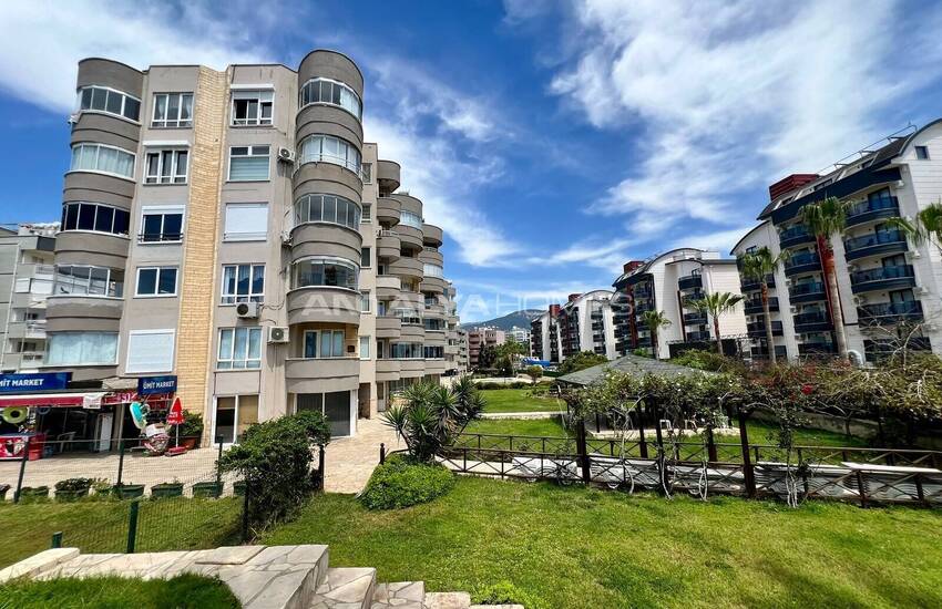 Seafront Apartment in a Complex with a Pool in Alanya Tosmur